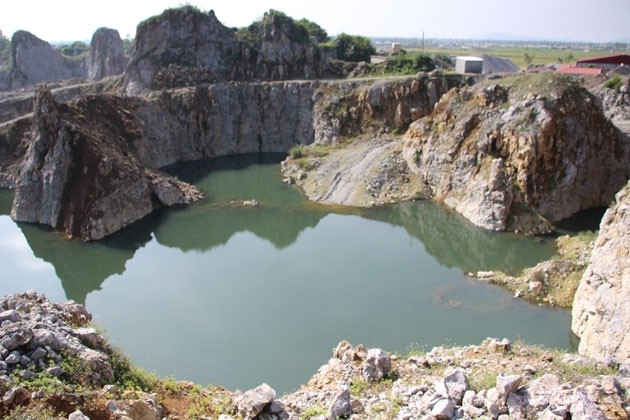 Việc khai thác sâu quá chỉ giới cho phép đã tạo thành những hồ nước khổng lồ, tiềm ẩn nhiều nguy hiểm. (Ảnh: THÀNH CHÂU - ĐỨC THẮNG)