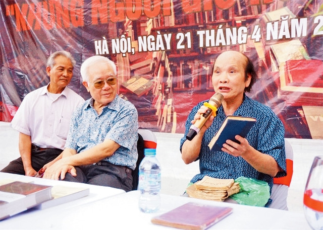 Ông Vũ Kim Điền chia sẻ những câu chuyện về tình yêu với sách trong tọa đàm "Những người giữ hồn sách cũ".