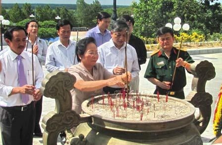 Phó Chủ tịch nước Nguyễn Thị Doan dâng hương tưởng nhớ các Anh hùng liệt sĩ.