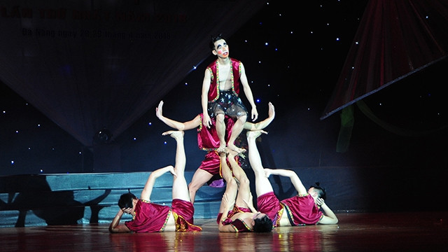 Các nghệ sĩ Đoàn Văn công Quân chủng Hải quân xuất sắc với tác phẩm “Tễu đời” - giải A cuộc thi.