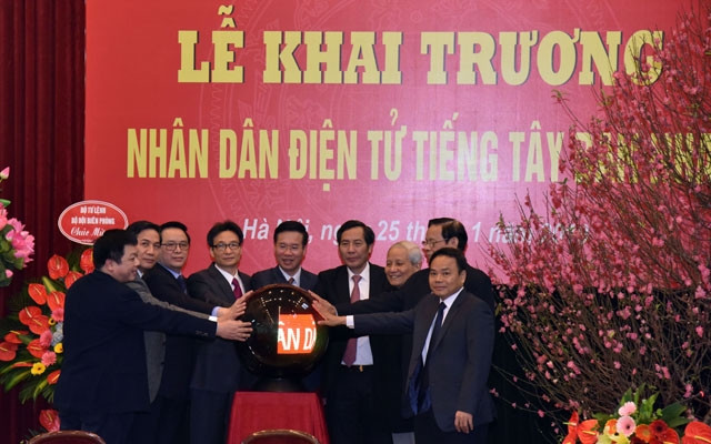 Các đồng chí Võ Văn Thưởng, Vũ Đức Đam, Hoàng Bình Quân cùng lãnh đạo Báo Nhân Dân, lãnh đạo Báo Nhân Dân qua các thời kỳ nhấn nút khai trương Báo Nhân Dân điện tử tiếng Tây Ban Nha.