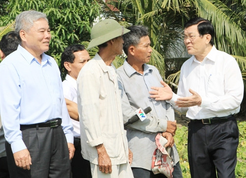 Chủ tịch nước Trương Tấn Sang gặp gỡ bà con nông dân xã An Nông, huyện Tịnh Biên. Ảnh: NGUYỄN KHANG (TTXVN)
