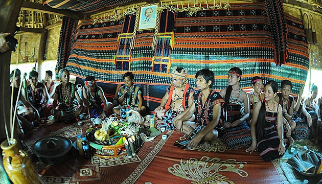 Nhà trai và nhà gái trong ngày lễ trọng đại của đôi trẻ.