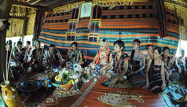 Nhà trai và nhà gái trong ngày lễ trọng đại của đôi trẻ.