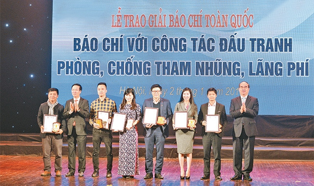 Trên mặt trận đấu tranh phòng, chống tham nhũng, lãng phí, báo chí đã thể hiện trách nhiệm xã hội một cách rõ nét. Trong ảnh: Các đồng chí Ủy viên Bộ Chính trị: Võ Văn Thưởng, Bí thư T.Ư Đảng, Trưởng 