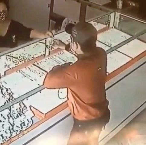 Đối tượng Ênh giả vờ mua vàng để cướp. (Ảnh trích xuất camera)