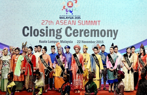 Biểu diễn văn nghệ chào mừng thành công Hội nghị cấp cao ASEAN 27.