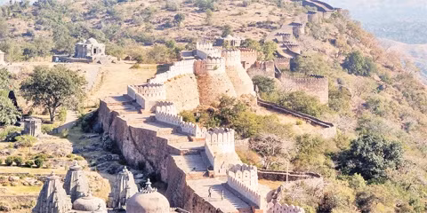 Trăm năm thành lũy