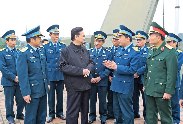 Thủ tướng Nguyễn Tấn Dũng thăm Ðoàn tên lửa phòng không 64. Ảnh: ĐỨC TÁM - TTXVN
