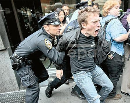 Những người biểu tình đã trở lại Phố Uôn. Ảnh: EPA