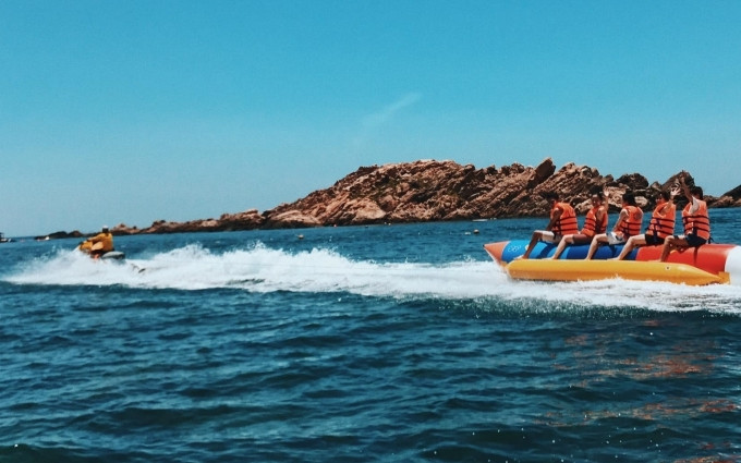 Người tham gia hoạt động vui chơi, giải trí dưới nước tự chịu trách nhiệm về tình trạng sức khỏe của mình khi tham gia hoạt động vui chơi, giải trí dưới nước. 