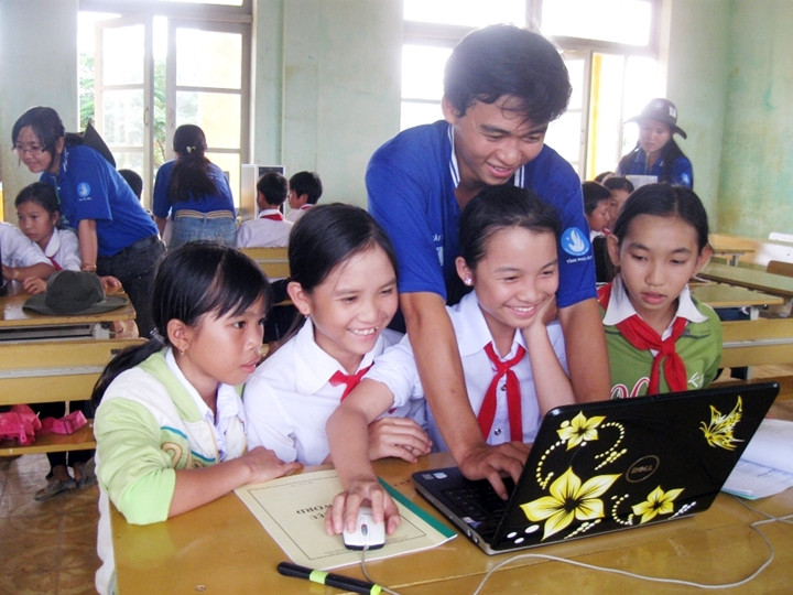 Đoàn viên, thanh niên tỉnh Phú Yên phổ cập tin học cho các em học sinh.