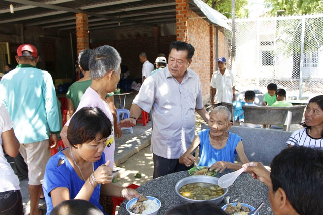 Một buổi ăn trưa của người neo đơn, cơ nhỡ tại Cơ sở Bảo trợ xã hội Trần Châu.
