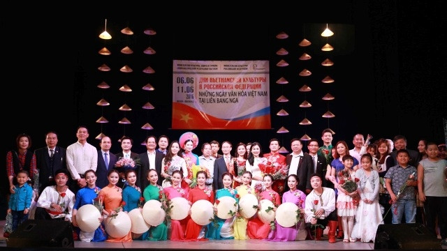 Bà con kiều bào Volgograd chụp ảnh cùng các nghệ sĩ và đoàn.