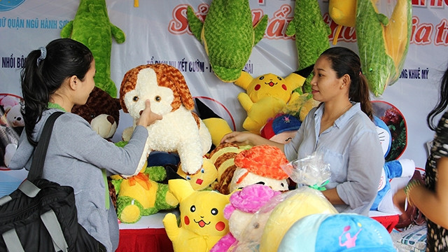 Chị Trần Thị Kim Thoa (bên phải), giới thiệu sản phẩm.