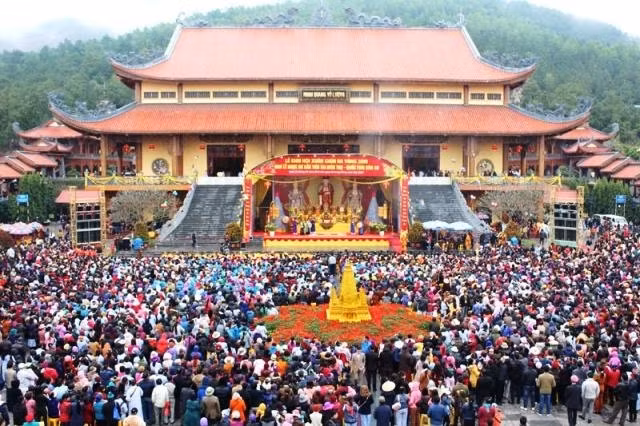 Bác sĩ phản bác chuyện “thỉnh vong” chữa bệnh tại Chùa Ba Vàng