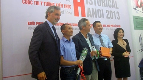 Trao giải Nhất cho nhóm tác giả Masimo Alvisi và Nguyễn Đình Thanh.