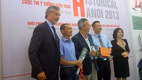 Trao giải Nhất cho nhóm tác giả Masimo Alvisi và Nguyễn Đình Thanh.