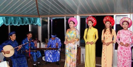 Ca Huế trên sông Hương. Ảnh: LAN HƯƠNG