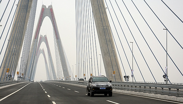 Cầu Nhật Tân - mộtr trong số ít những cây cầu dây văng liên tục nhiều nhịp trên thế giới trong ngày thông xe.