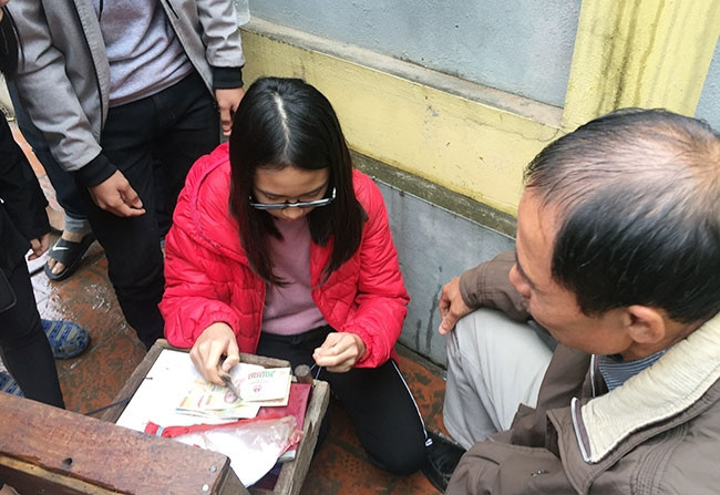 Trò chơi Cắt chỉ ăn tiền diễn ra công khai trong Lễ hội làng Triều Khúc, xã Tân Triều, huyện Thanh Trì (Hà Nội).