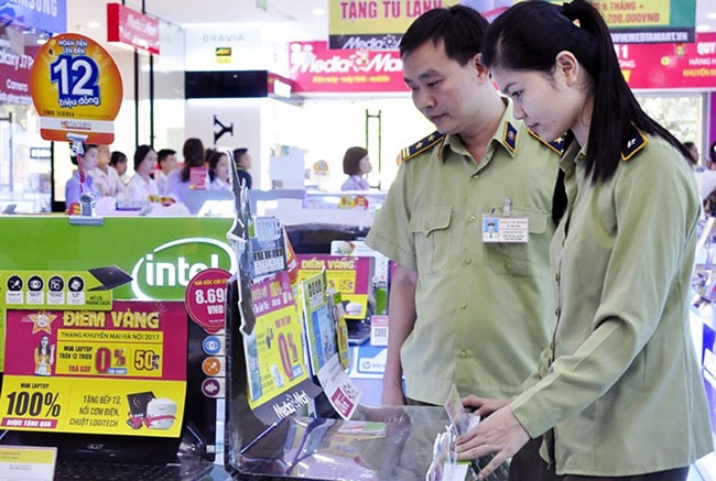 Lực lượng quản lý thị trường Hà Nội kiểm tra xuất xứ hàng hóa tại một siêu thị. Ảnh: HOÀI NAM