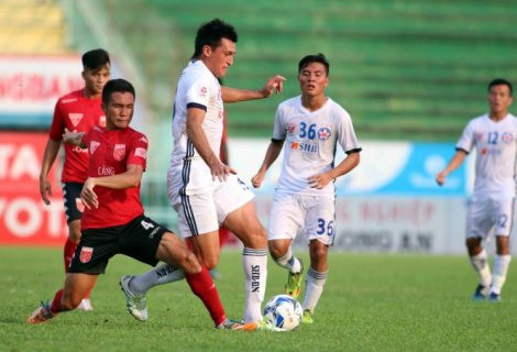 Pha tranh bóng giữa cầu thủ đội SHB Đà Nẵng (áo trắng) và đội Long An.