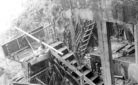 Cầu thang nhà chị Hoàng Thị Hiền hư hỏng nghiêm trọng do đào móng kè sông Bằng.