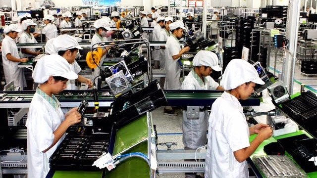 Công nhân lắp ráp điện thoại thông minh và máy tính bảng tại Công ty điện tử Samsung Thái Nguyên.