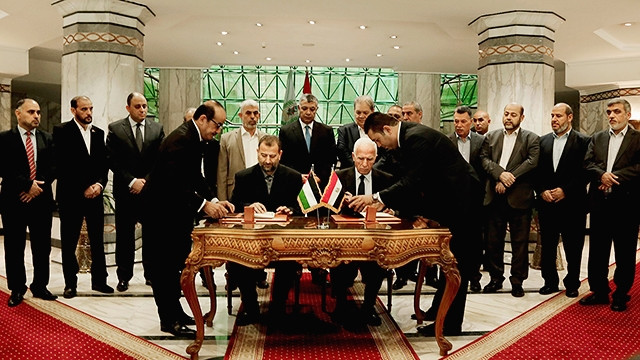 Lễ ký thỏa thuận hòa giải giữa Fatah và Hamas tại Ai Cập. Ảnh: AP