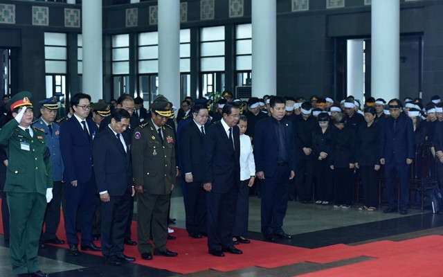 Đoàn đại biểu cấp cao Vương quốc Cam-pu-chia do Thủ tướng Samdech Techo Hun Sen làm Trưởng đoàn viếng nguyên Chủ tịch nước, Đại tướng Lê Đức Anh. 