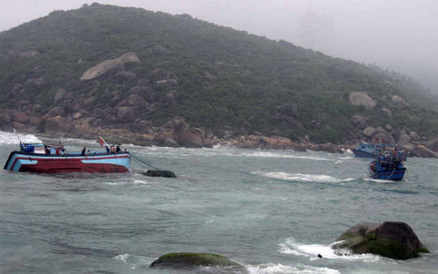 Mỗi khi tàu bị nạn, cả làng huy động thuyền ghe ứng cứu.