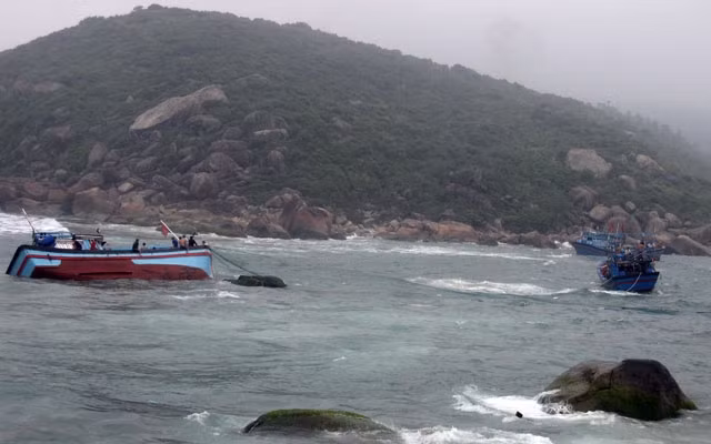 Mỗi khi tàu bị nạn, cả làng huy động thuyền ghe ứng cứu.