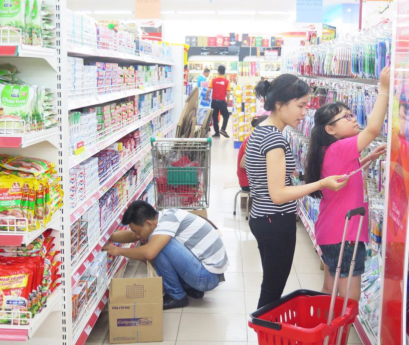 Người tiêu dùng mua sắm hàng hóa tại Siêu thị Sài Gòn.