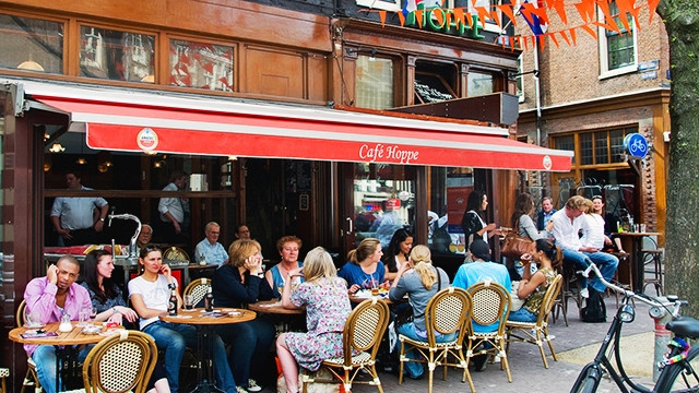 Người dân Hà Lan có thể thoải mái nói những điều tế nhị tại nơi đông người. Ảnh: TIMEOUT