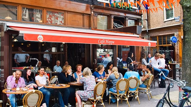 Người dân Hà Lan có thể thoải mái nói những điều tế nhị tại nơi đông người. Ảnh: TIMEOUT