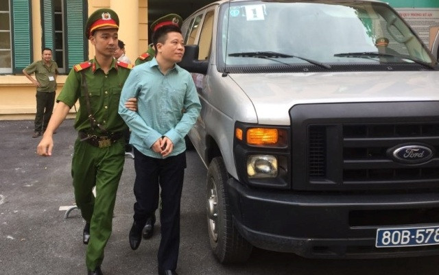 Hà Văn Thắm được đưa vào phòng xét xử tại Tòa án nhân dân TP Hà Nội.