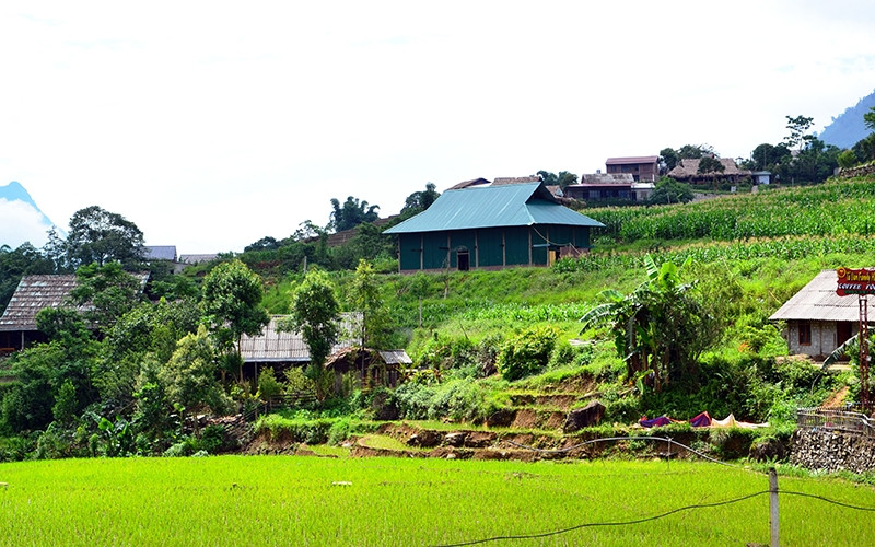 Công trình xây dựng trái phép, xâm hại Danh thắng quốc gia ruộng bậc thang Sa Pa ở xã Tả Van. 