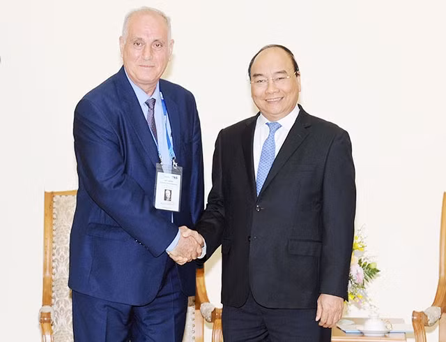 Thủ tướng Nguyễn Xuân Phúc tiếp Chủ tịch OANA, Tổng giám đốc Hãng thông tấn Azertac (A-giéc-bai-gian) A.A-xla-nốp. Ảnh: TRẦN HẢI