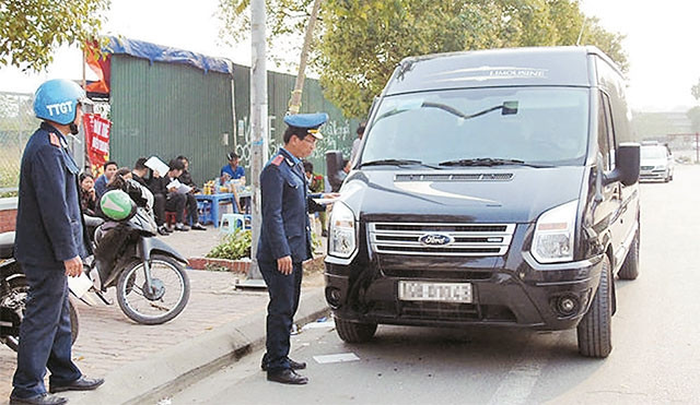 Thanh tra Sở Giao thông vận tải xử lý xe hợp đồng dừng đỗ sai quy định. Ảnh: HẢI ĐÔ
