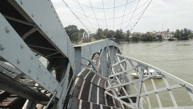 Hiện trường vụ sập cầu (Ảnh: Cao Tân).