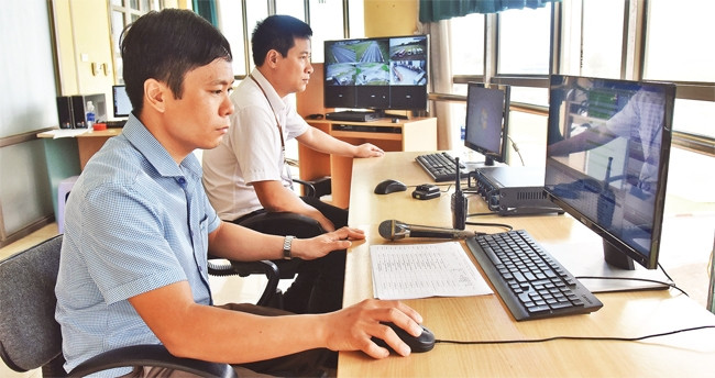 Cán bộ Trung tâm dạy nghề lái xe Đình Xuyên giám sát trực tuyến công tác sát hạch qua hệ thống ca-mê-ra. Ảnh: DUY LINH