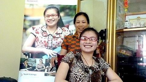 Ngọc luôn được hưởng sự ấm áp từ mẹ.