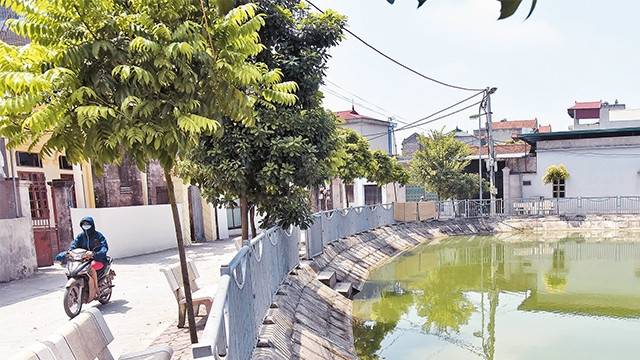 Ao Trung Thanh tại xã Hữu Hòa, huyện Thanh Trì được người dân nạo vét, cải tạo, góp phần tạo môi trường xanh, sạch, đẹp. Ảnh: Minh Hà