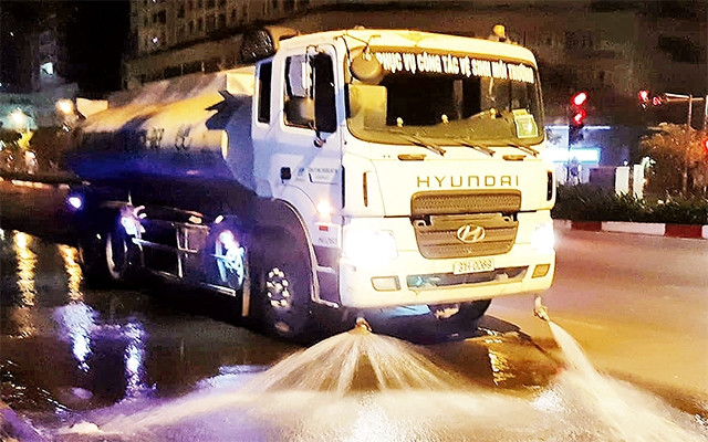 Công ty TNHH một thành viên Môi trường đô thị Hà Nội (URENCO) triển khai rửa đường ban đêm tại các tuyến đường trung tâm thành phố. Ảnh: Hoàng Hiệp