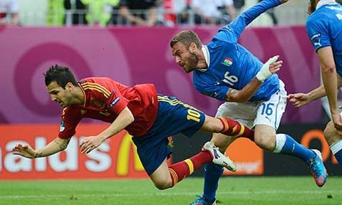 Pha tranh bóng trong trận vòng bảng Tây Ban Nha (áo đỏ) và Italia.