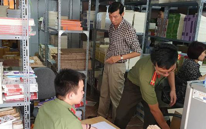 Cán bộ Cục An ninh chính trị (Bộ Công an) phối hợp đoàn liên ngành phòng, chống in lậu Trung ương kiểm tra, phát hiện số lượng lớn sách tiếng Nhật không rõ nguồn gốc tại một cơ sở kinh doanh sách trên
