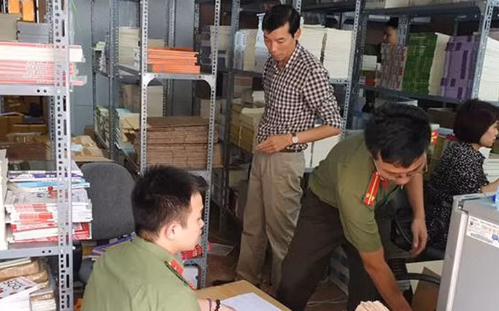 Cán bộ Cục An ninh chính trị (Bộ Công an) phối hợp đoàn liên ngành phòng, chống in lậu Trung ương kiểm tra, phát hiện số lượng lớn sách tiếng Nhật không rõ nguồn gốc tại một cơ sở kinh doanh sách trên