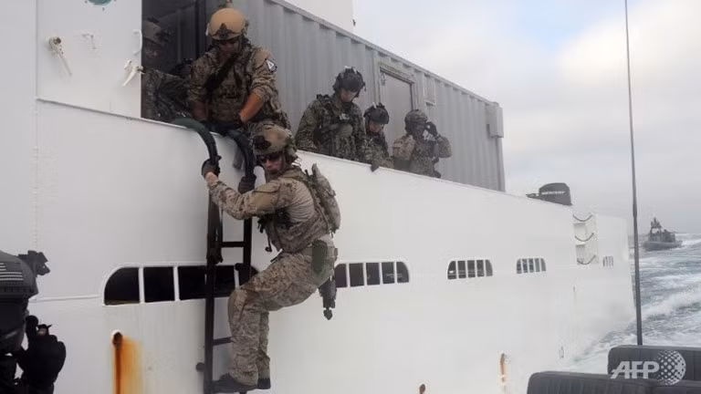 Đặc nhiệm Mỹ bắt giữ tàu mua dầu của phiến quân Libya