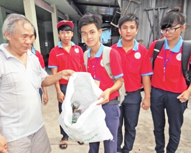 Các bạn trẻ ở Củ Chi tham gia thu gom rác, làm sạch môi trường.